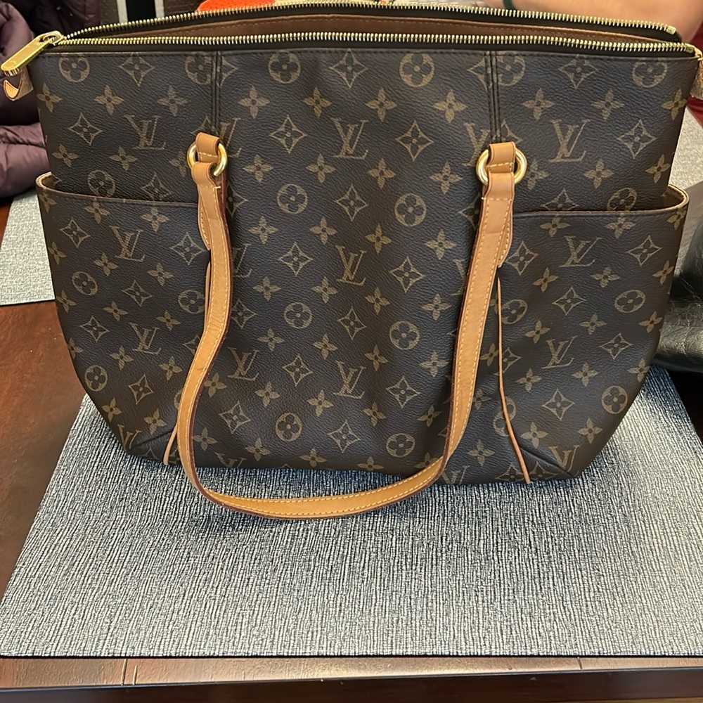 Genuine Louis Vuitton pocket and zippered tote-classic monogram